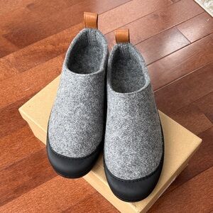 Greys. The Outdoor Slipper. US Men’s 11. Grey/Black